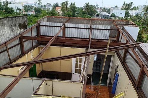 Mưa dông đánh chìm 3 tàu cá, làm tốc mái 19 nhà dân