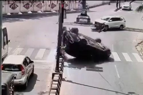 Tai nạn kinh hoàng, ô tô lộn nhiều vòng trên đường