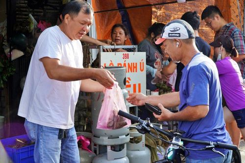 TP.HCM: Chen chân mua bánh đặc sản của người Hoa dịp Tết Đoan ngọ