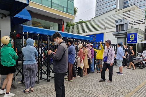 Người TP.HCM xếp hàng từ 4 giờ sáng mua vàng, SJC chỉ bán mỗi người 1 lượng