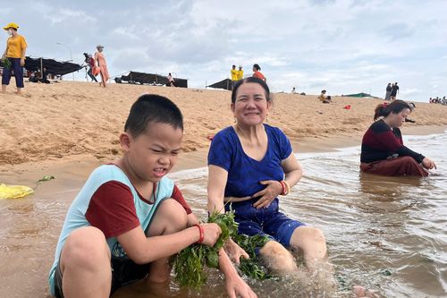 Giữa trưa Tết Đoan ngọ, người dân 'xứ Nẫu' đổ xô đi tắm biển với nắm lá đặc biệt