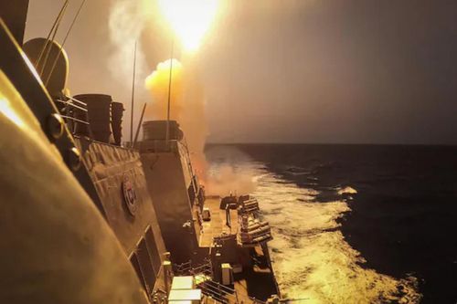 Houthi dùng tên lửa đạn đạo tấn công 2 tàu buôn ở Vịnh Aden