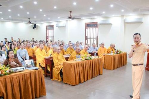 Tăng cường tuyên truyền Luật Giao thông đường bộ cho tăng, ni, phật tử