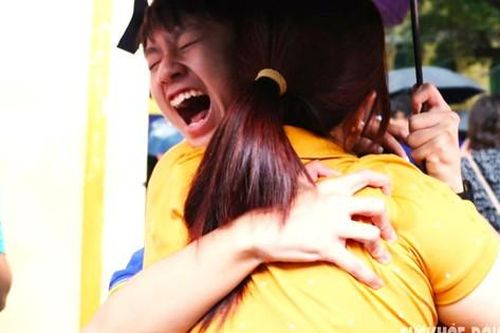 Những vòng ôm kỳ diệu sau cổng trường thi