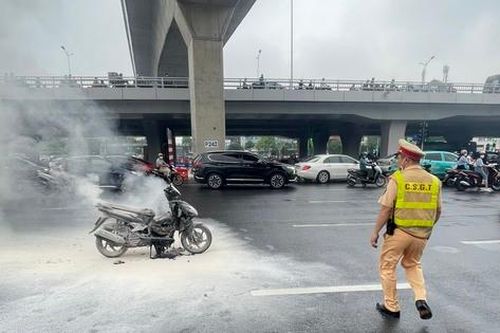 Xe máy đang đi đột nhiên bốc cháy dữ dội