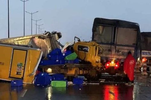 Liên tiếp 2 vụ tai nạn giao thông khiến Vành đai 3 Hà Nội ùn tắc kéo dài