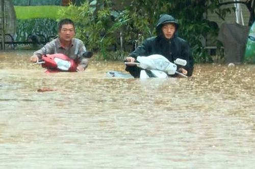 Nước sông dâng cao, thành phố Hà Giang chìm trong biển nước