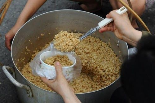 Thu nhập tiền triệu từ bán cơm rượu Tết Đoan Ngọ