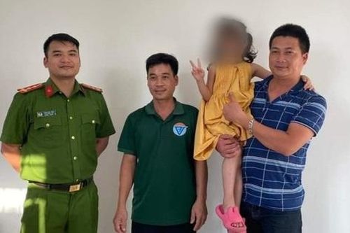 Bố mẹ bỏ quên con gái 5 tuổi ở trạm dừng nghỉ cao tốc Cao Bồ - Mai Sơn