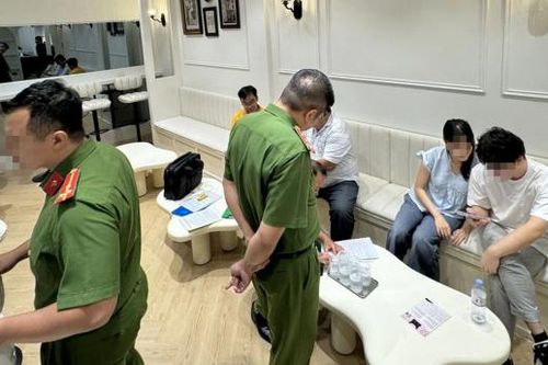 Bất thường từ tấm kính một chiều ở Mina Dating Café