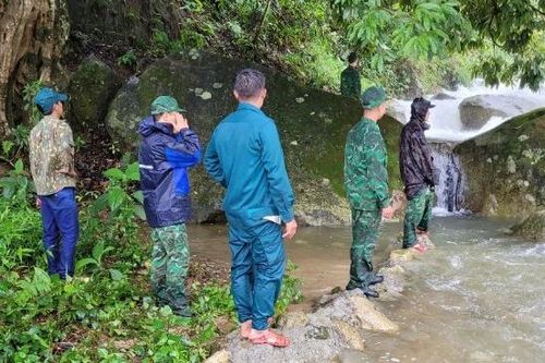 Liều lĩnh đi qua đập tràn khi mưa ngập, ba người trong gia đình bị lũ cuốn trôi