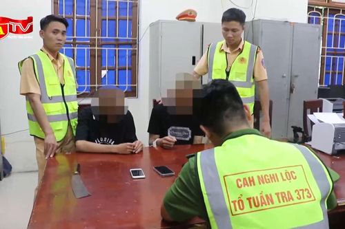 Bắt 'nóng' 2 thiếu niên manh động dùng dao, chặn đường cướp tài sản
