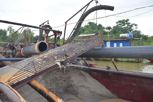 Khởi tố 7 đối tượng trong vụ hút cát trái phép trên sông Hồng