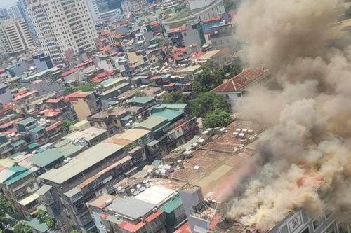 Hà Nội: Cháy khách sạn giữa trưa, cột khói bốc cao hàng chục mét