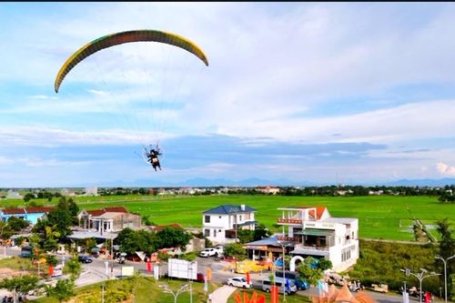 Ngồi dù lượn ngắm phá Tam Giang tại Festival Huế 2024