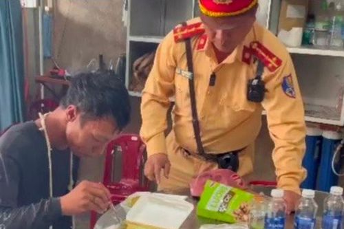Đắk Nông: CSGT giúp người đàn ông đi bộ 8 ngày bắt xe khách về quê
