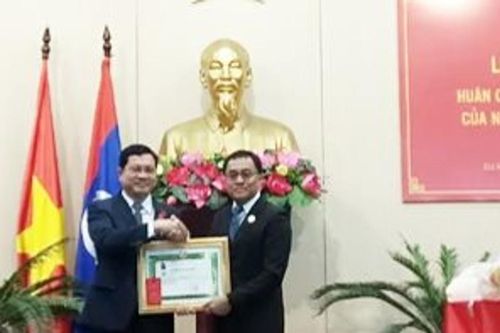 Phó Chủ tịch Thường trực HĐND thành phố Đà Nẵng nhận Huân chương Tự do của Nhà nước Lào