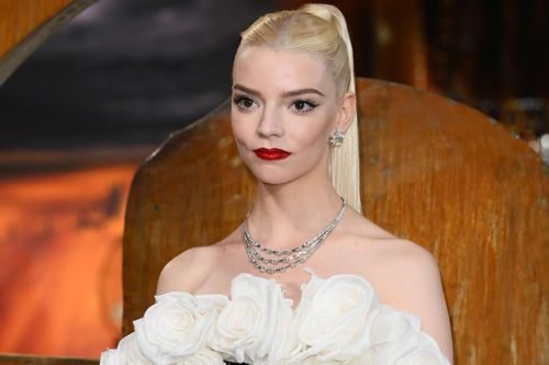 Nhà mốt bị tố cho Anya Taylor-Joy mượn váy của khách VIP