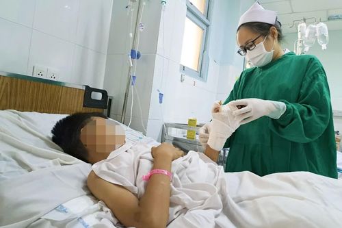 Cứu bé gái bị ngã vào nồi nước sôi