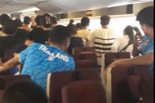 Hành khách ngạt thở khi mắc kẹt 3 giờ trên máy bay hỏng máy lạnh