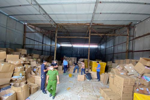 Phá kho thuốc lá điện tử nhập lậu lớn nhất từ trước đến nay