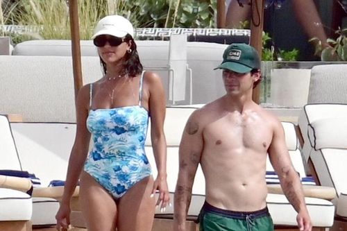 Joe Jonas thắm thiết bên tình mới