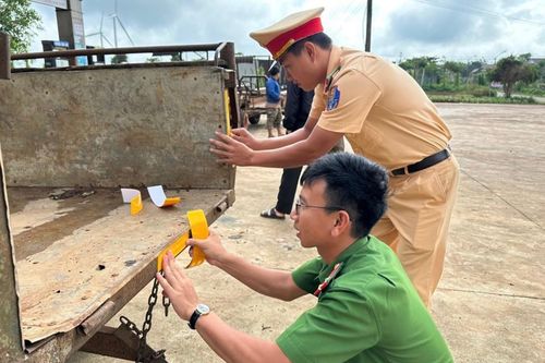 Đắk Nông dán decal phản quang cho phương tiện xe máy cày