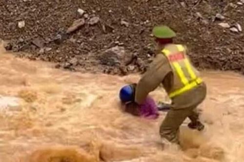 Dân mạng thán phục cảnh sát giao thông dũng cảm cứu người trong lũ dữ