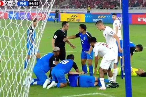 Một cầu thủ bất tỉnh khiến trận Indonesia vs Philippines dừng gần 10 phút, cầu thủ hai đội được khen vì có hành động rất nhân văn