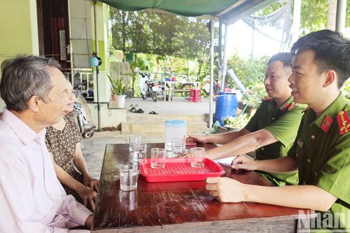 Thượng úy Công an tận tụy với dân