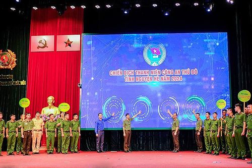 Tuổi trẻ Công an Thủ đô hỗ trợ 24 học sinh hoàn cảnh khó khăn đến trường