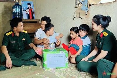 Binh đoàn 16 thăm, tặng quà trẻ em mắc bệnh hiểm nghèo
