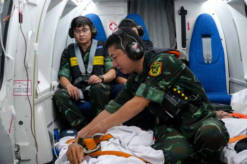 Đưa bệnh nhân vỡ gan từ Trường Sa về đất liền điều trị bằng trực thăng EC225