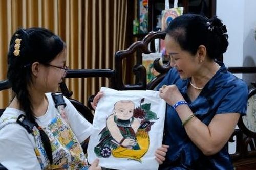 Lan tỏa tình yêu văn hóa truyền thống qua sản phẩm thủ công của cô bé 12 tuổi
