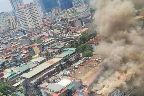 Cháy lớn tại một khách sạn ở Hà Nội