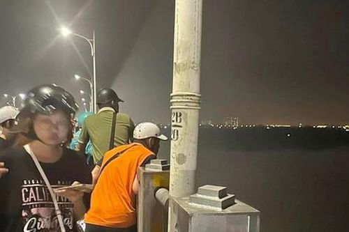 Bản tin 8H: Tìm kiếm hai thanh niên nhảy cầu Vĩnh Tuy