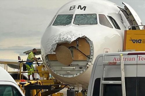 Máy bay Austrian Airlines vỡ toác đầu vì mưa đá