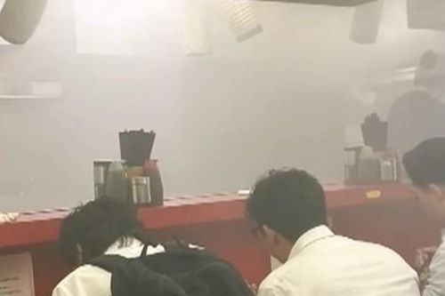Khó hiểu nhóm khách ngồi ăn mì bất chấp nhà hàng bốc cháy