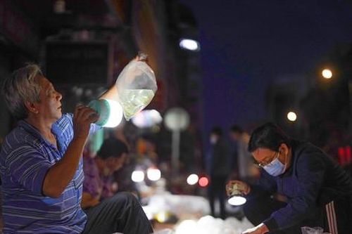 Người dân soi đèn mua gì ở 'chợ âm phủ' lâu đời nhất nhì TPHCM ?