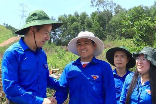 Bí thư T.Ư Đoàn đánh giá cao tinh thần xung kích hỗ trợ dự án đường dây 500kV của tuổi trẻ Nghệ An