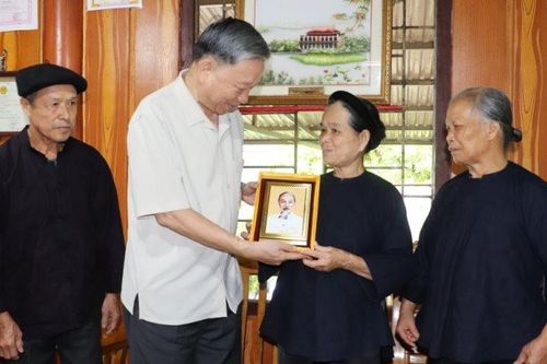 Hình ảnh giản dị của Chủ tịch nước Tô Lâm nơi miền quê cách mạng