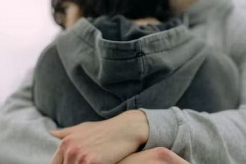Đi tù vì đăng video ôm người lạ trên đường