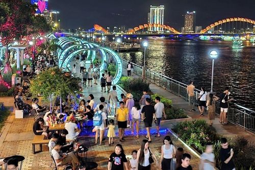 Con đường hơn 1km đắt giá bậc nhất Đà Nẵng hút du khách check-in