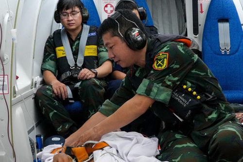 Cấp cứu đặc biệt trên đảo Trường Sa, đưa 2 bệnh nhân nguy kịch về đất liền
