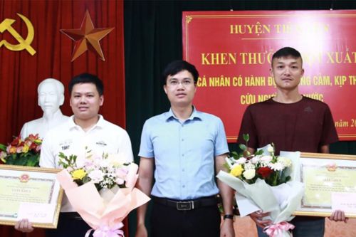 Thấy người chới với giữa dòng nước lũ, 2 thanh niên Quảng Ninh hành động bất ngờ