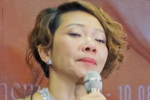 Ca sĩ Hà Trần nước mắt lưng tròng
