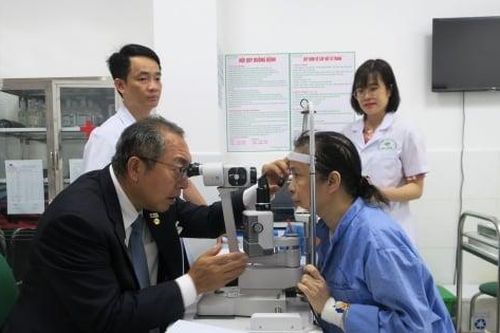 Bác sĩ Nhật phẫu thuật võng mạc miễn phí cho bệnh nhân nghèo Hải Phòng