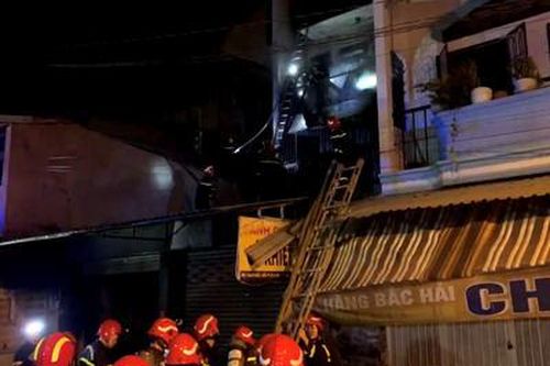 Cháy nhà, 3 anh em ruột nhập viện vì ngạt khói