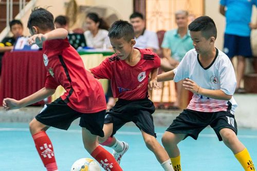 Bên lề sân cỏ Cúp báo Nghệ An: 'Tưởng đỏ hóa ra đen!'