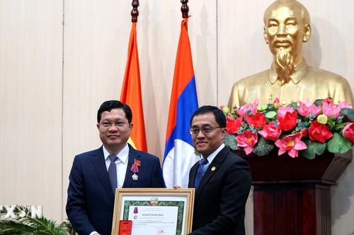 Trao Huân chương Tự do hạng 3 của Nhà nước Lào cho ông Trần Phước Sơn